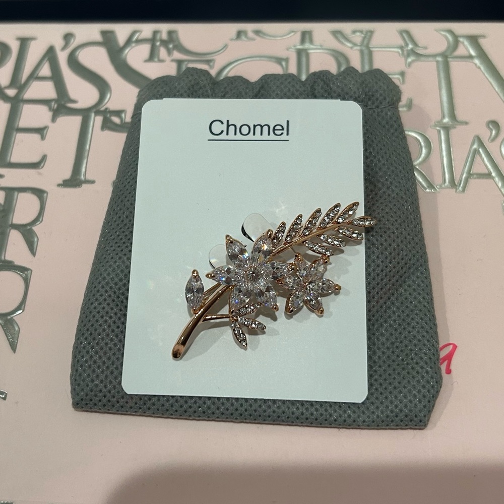 Beautiful Brooch, gold color, NEW